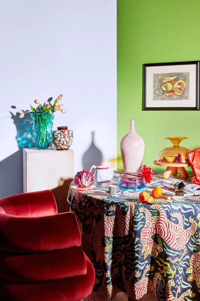 colours-that-go-with-red-red-chair-green-wall