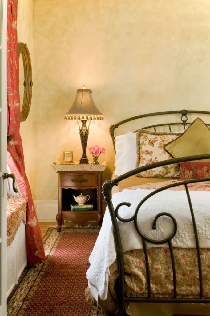 colours-that-go-with-red-wrought-iron-bed-red-curtains