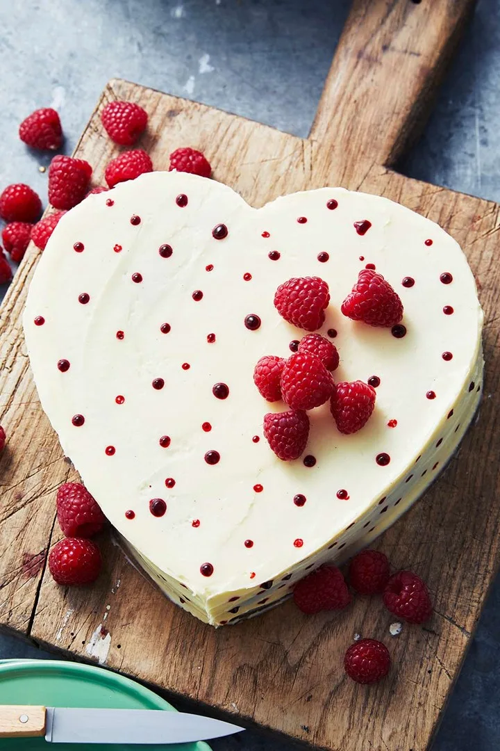 retro heart cake