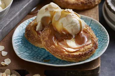 Little apple, custard and almond tarts