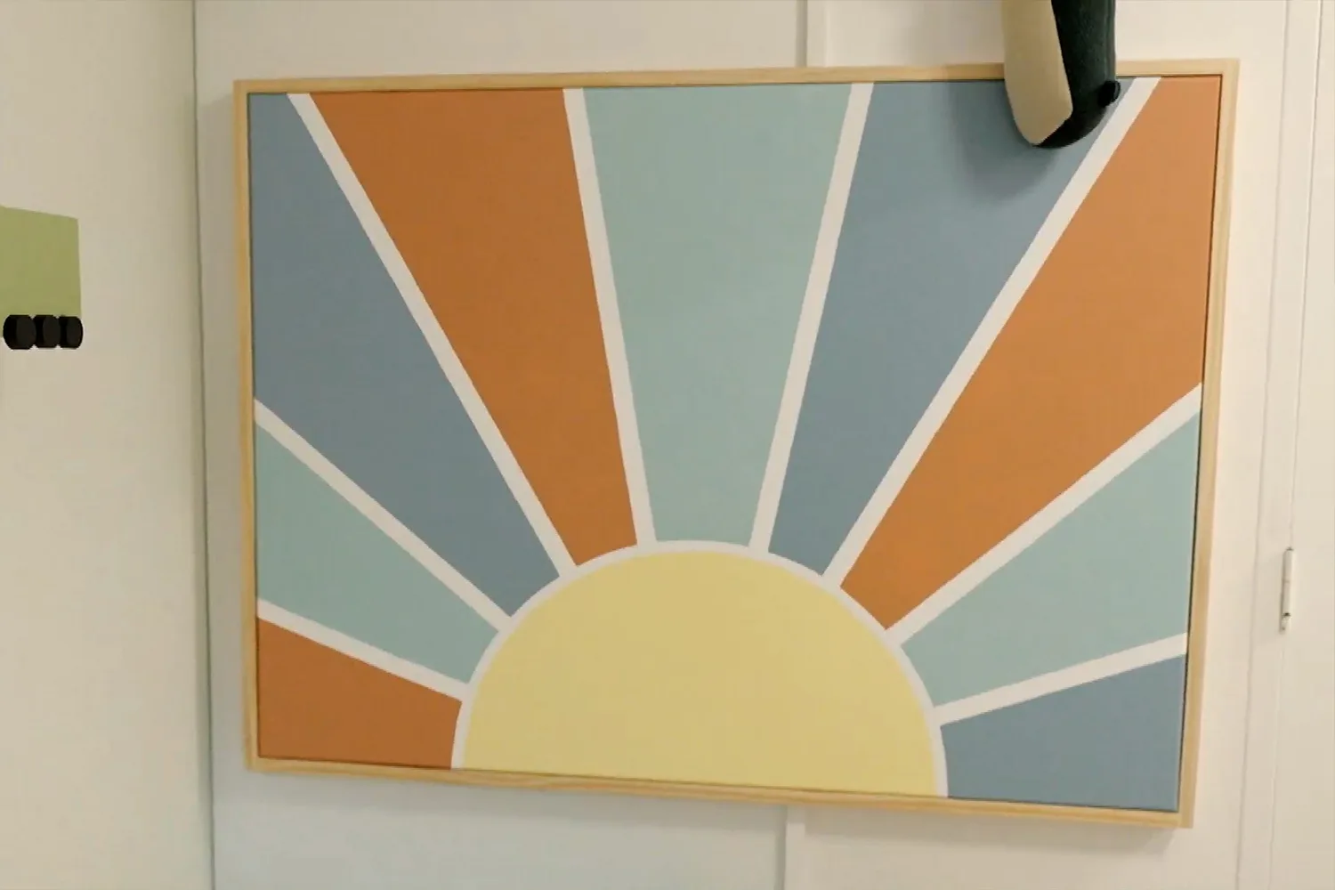 Add a bit of sunshine to your wall with Juliet’s artwork technique