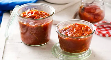 Tomato, onion and raisin chutney
