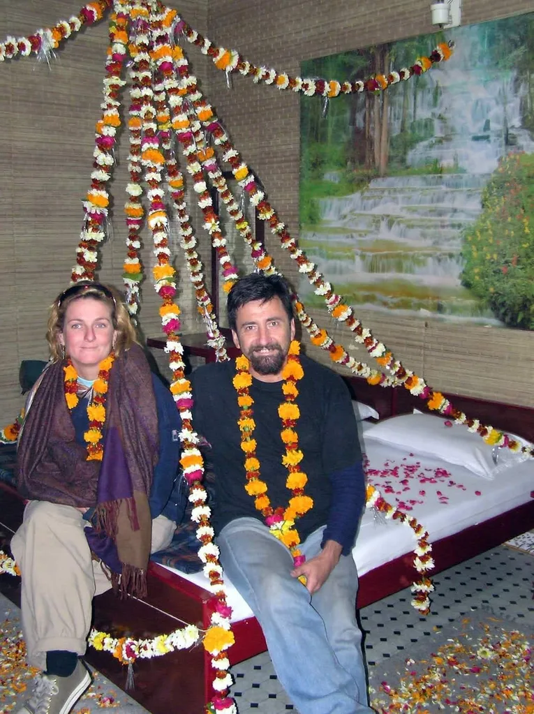 Image of couple celebrating their wedding anniversary in Agra, India