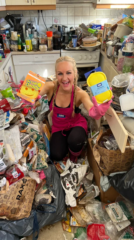 Auri in a messy kitchen before cleaning it