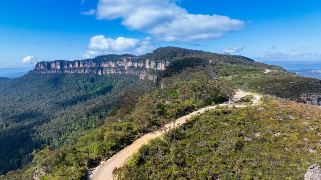 Photograph of the lush and picturesque Narrow Neck Plateau near Katoomba in the Blue Mountains in New South Wales, Australia.