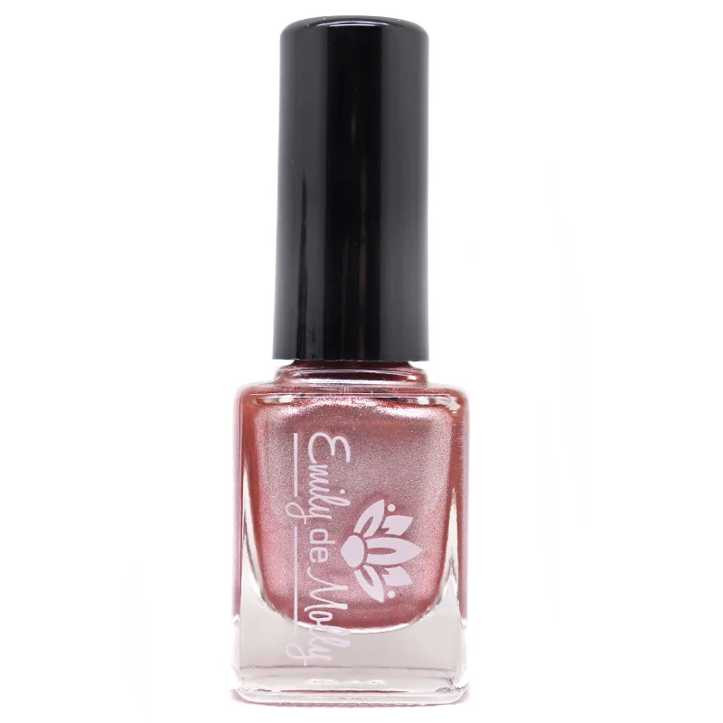 Emily de Molly chrome nail polish