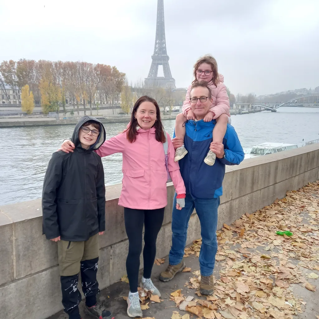 Image of family standing in front of the Eiffel tower