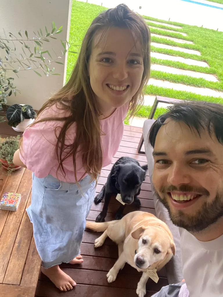 Aussie house sitters Adriana and Jade dog sitting
