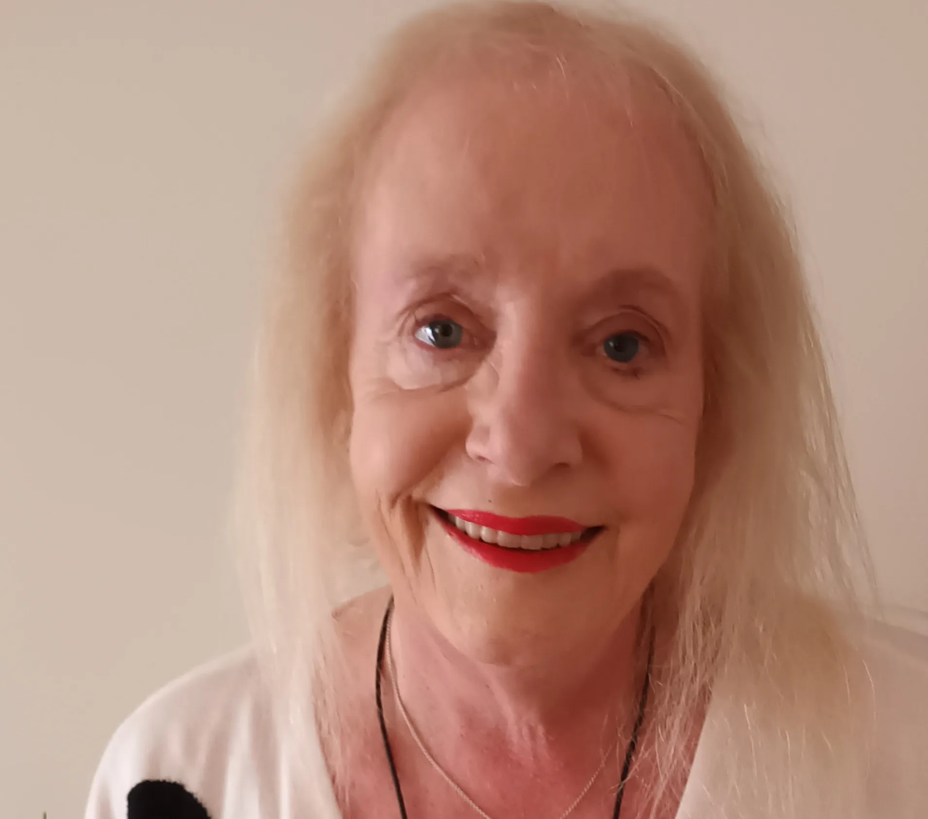 woman with blonde hair and red lipstick 