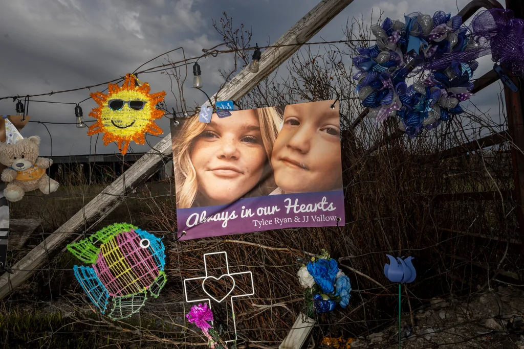 A banner with photos of Tylee Ryan and her brother J.J