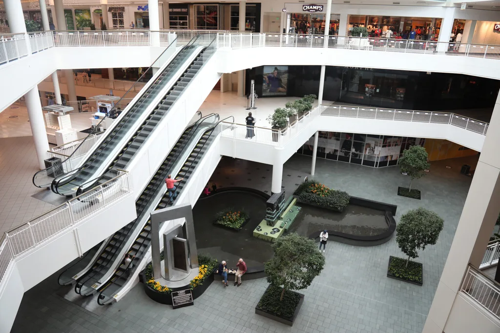 Image of shopping centre, including two escalators, where Landen was thrown over the third floor balcony