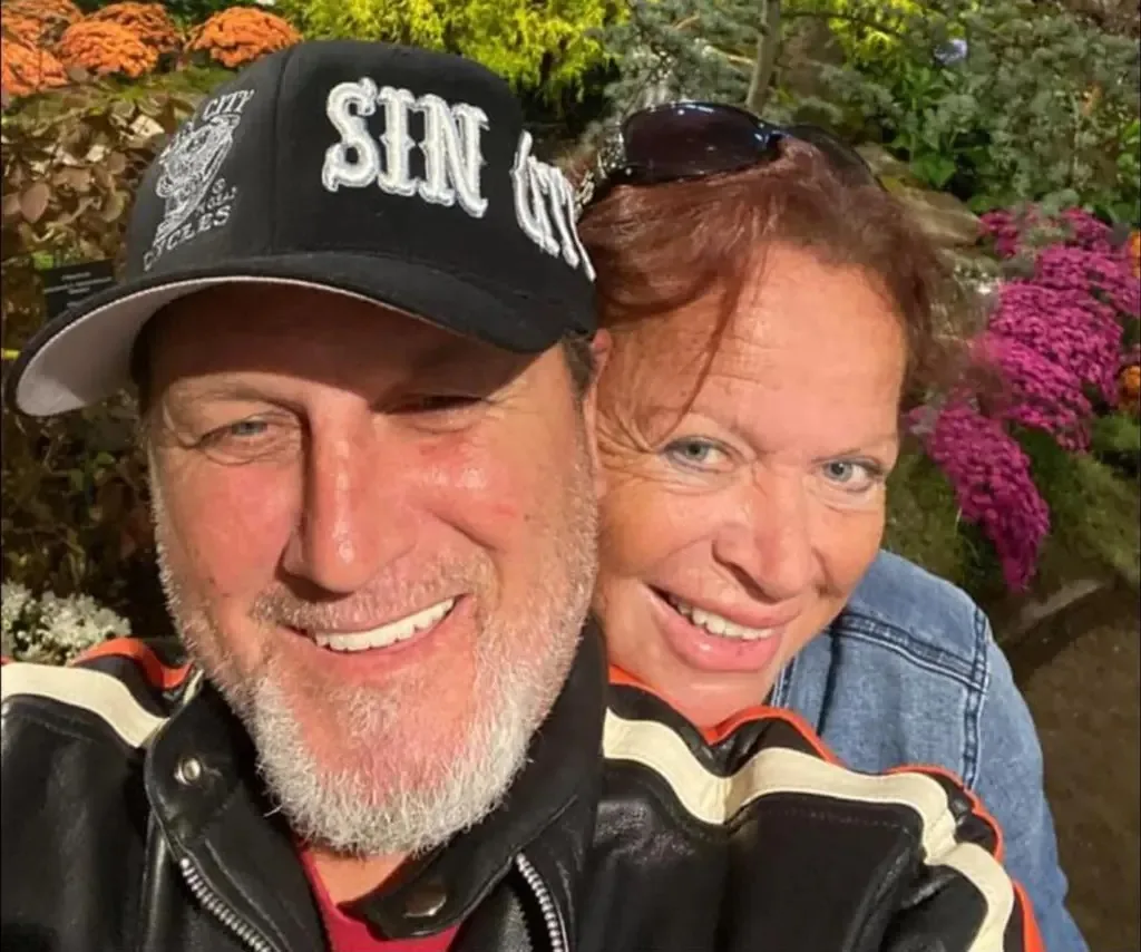 couple seflie outside 