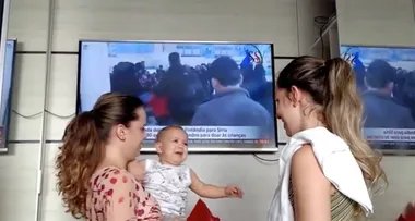 WATCH: Confused baby can’t tell mums apart