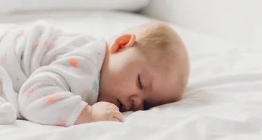 Mum’s decision to leave her baby alone in a hotel room divides the internet