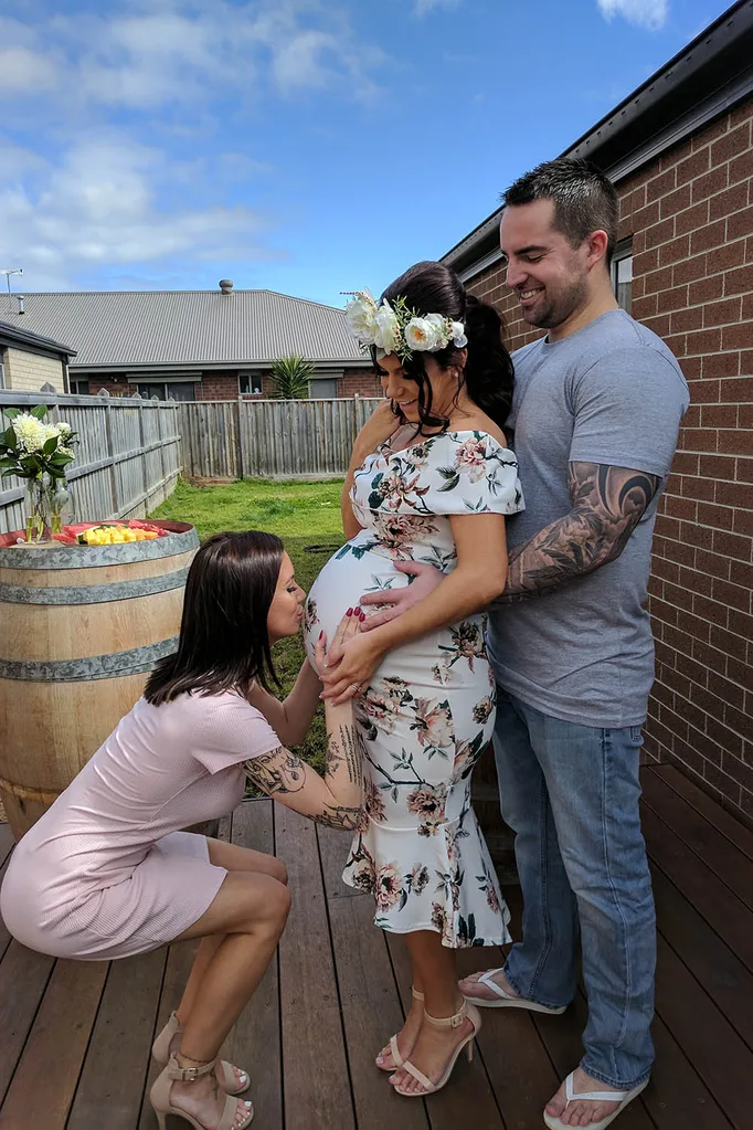 baby bump kiss