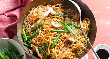 Stir-fried noodles with chicken