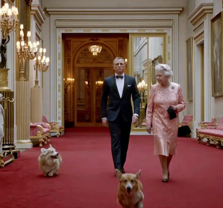 queen corgi