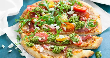 Pizza with prosciutto, rocket & tomato