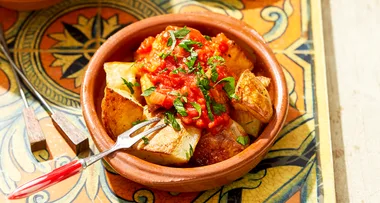 Patatas bravas – potatoes with spicy tomato sauce