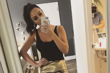 Blogger asks for fashion advice but people notice something very rude in the photo