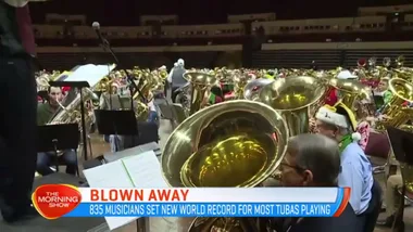 835 tuba musicians set new world record