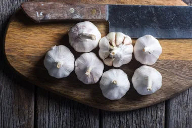 People are FREAKING OUT over this insanely fast way to peel garlic