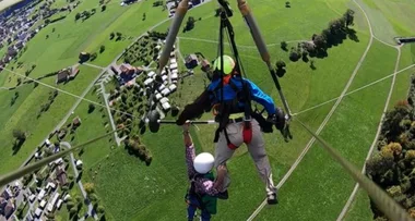 First-time hang-glider holds on for dear life after realising he WASN’T ATTACHED