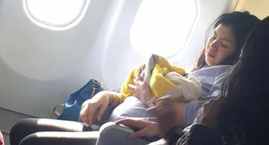 Woman gives birth on a plane 5 hours mid-flight