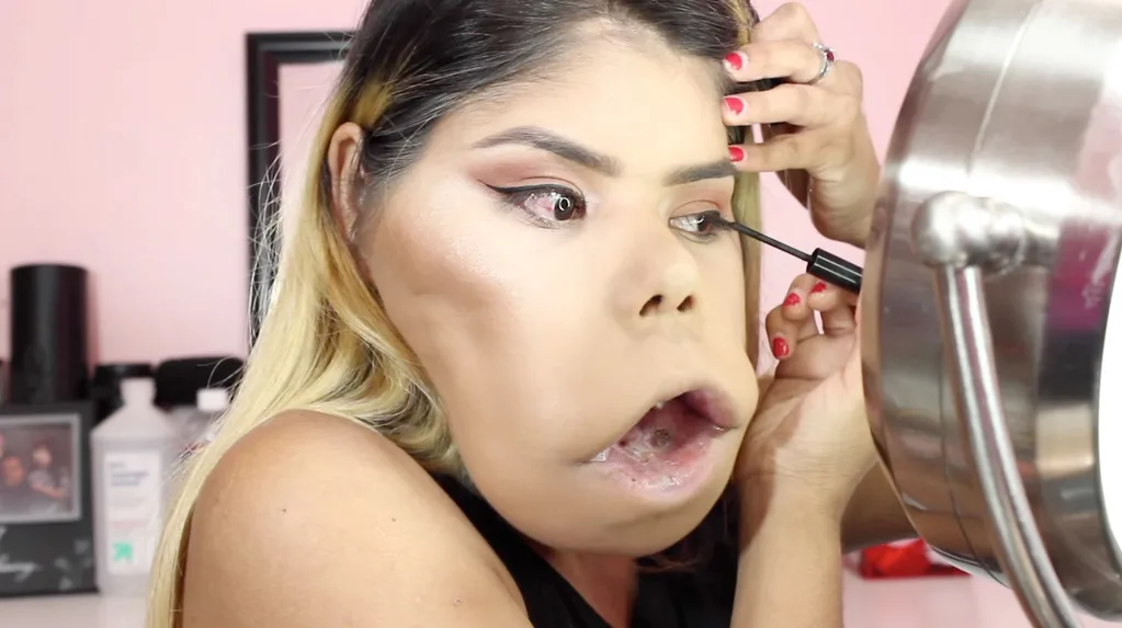Marimar Quiroa applying eyeliner