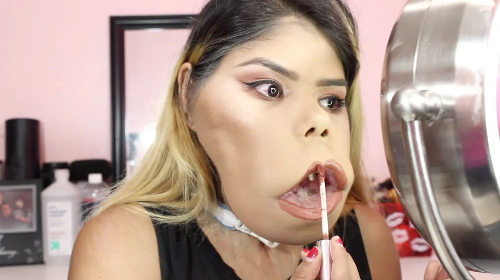 Marimar Quiroa applying lipstick