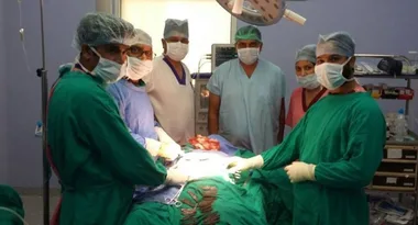 Astonished doctors remove 40 knives from man’s stomach