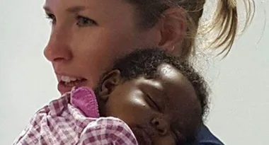 Police officer cuddles baby after both her parents overdose
