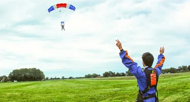 The romantic skydiving stunt that left this woman on cloud 9