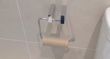 Dad makes hilarious DIY video to show teens how to change the toilet paper