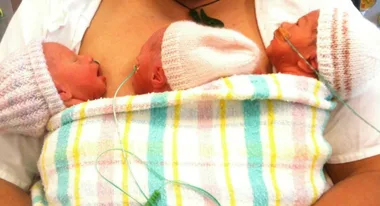 Kimberlee King with her triplets before diastasis recti diagnosis