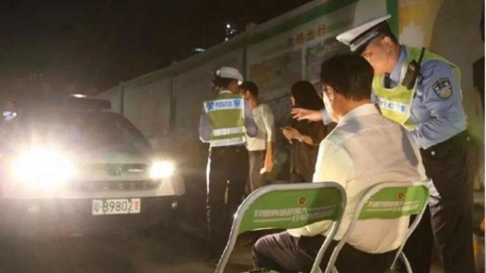 Police in Shenzhen punish a driver for abusing his high-beams.