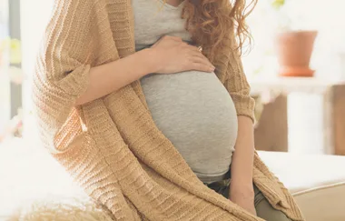 Photographer captures stunning water birth photo