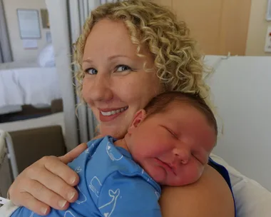 Mum delivers massive 6 KILO baby on living room floor