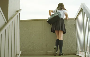 Kidnapped teen falls in love with her abductor