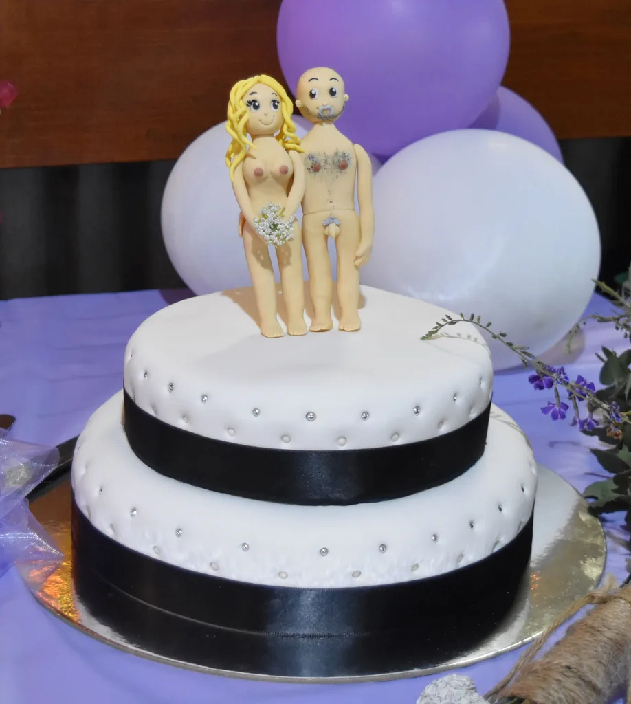 Even the naturist's cake topper was nude1