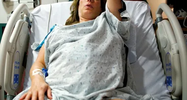 Woman takes the ‘ultimate sibling photo’ while her sister endures painful labour