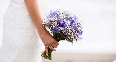 Bride ditches traditional flower bouquet for doughnuts