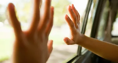 Dad leaves child in hot car and goes to the pub