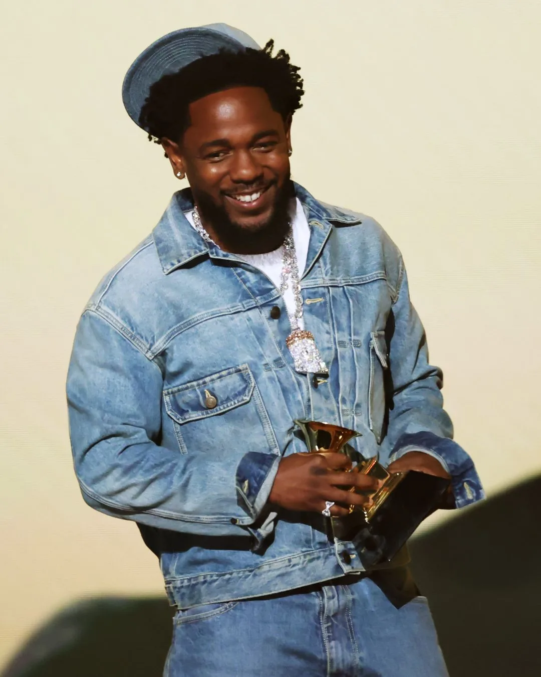celebrity gemini kendrick lamar collecting grammy in double denim jacket and jeans