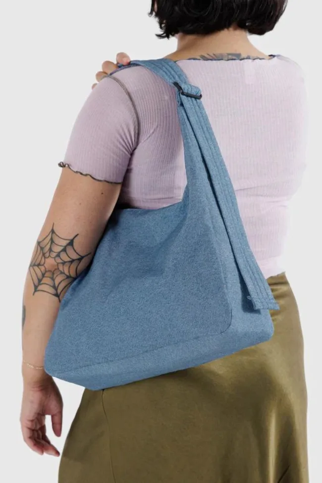 A model carrying the BAGGU Nylon Shoulder Bag in Denim.