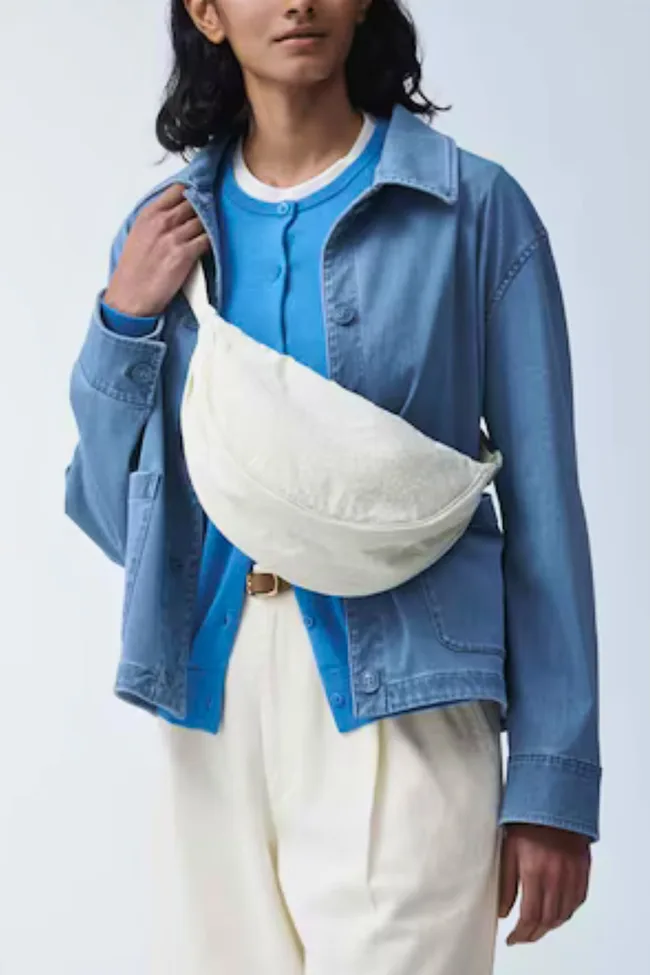 A model wearing the UNIQLO round shoulder bag.