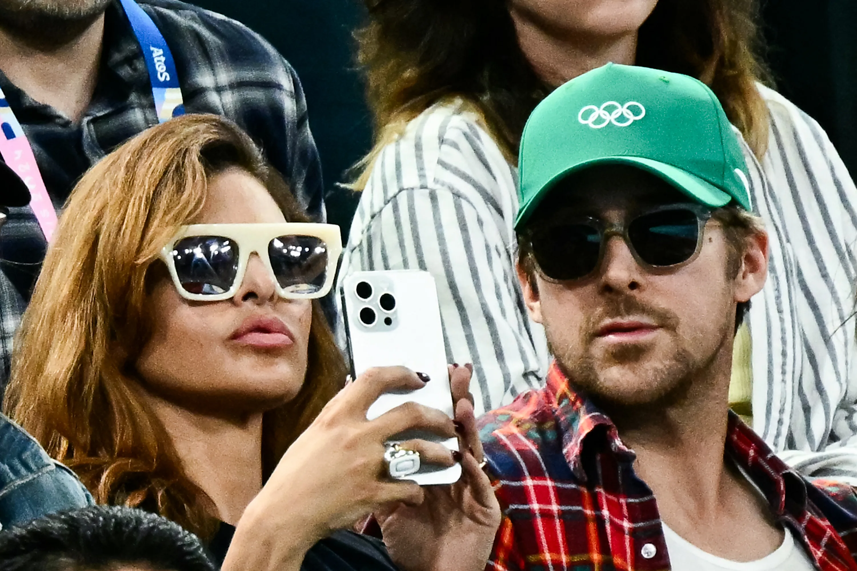 Eva Mendes and Ryan Gosling. US actress Eva Mendes (L) and her partner Canadian actor Ryan Gosling (R) attend the artistic gymnastics women's uneven bars final during the Paris 2024 Olympic Games at the Bercy Arena in Paris, on August 4, 2024. (Photo by Loic VENANCE / AFP) (Photo by LOIC VENANCE/AFP via Getty Images)