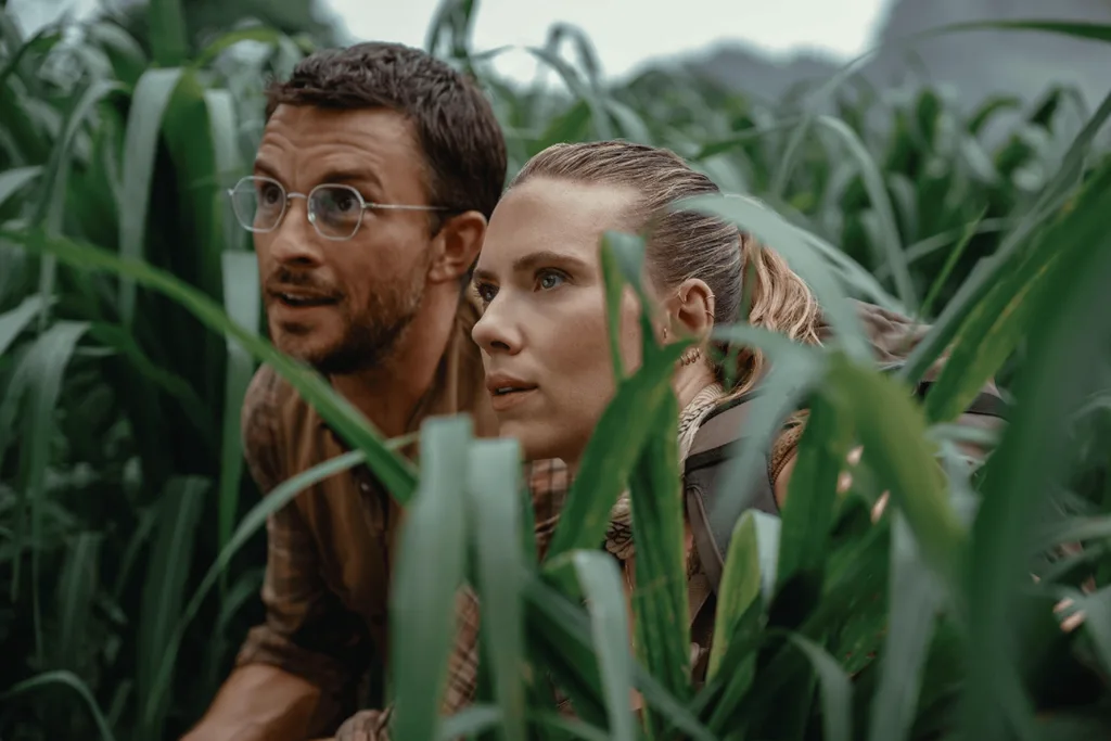 Jonathan Bailey and Scarlett Johannsson in Jurassic World