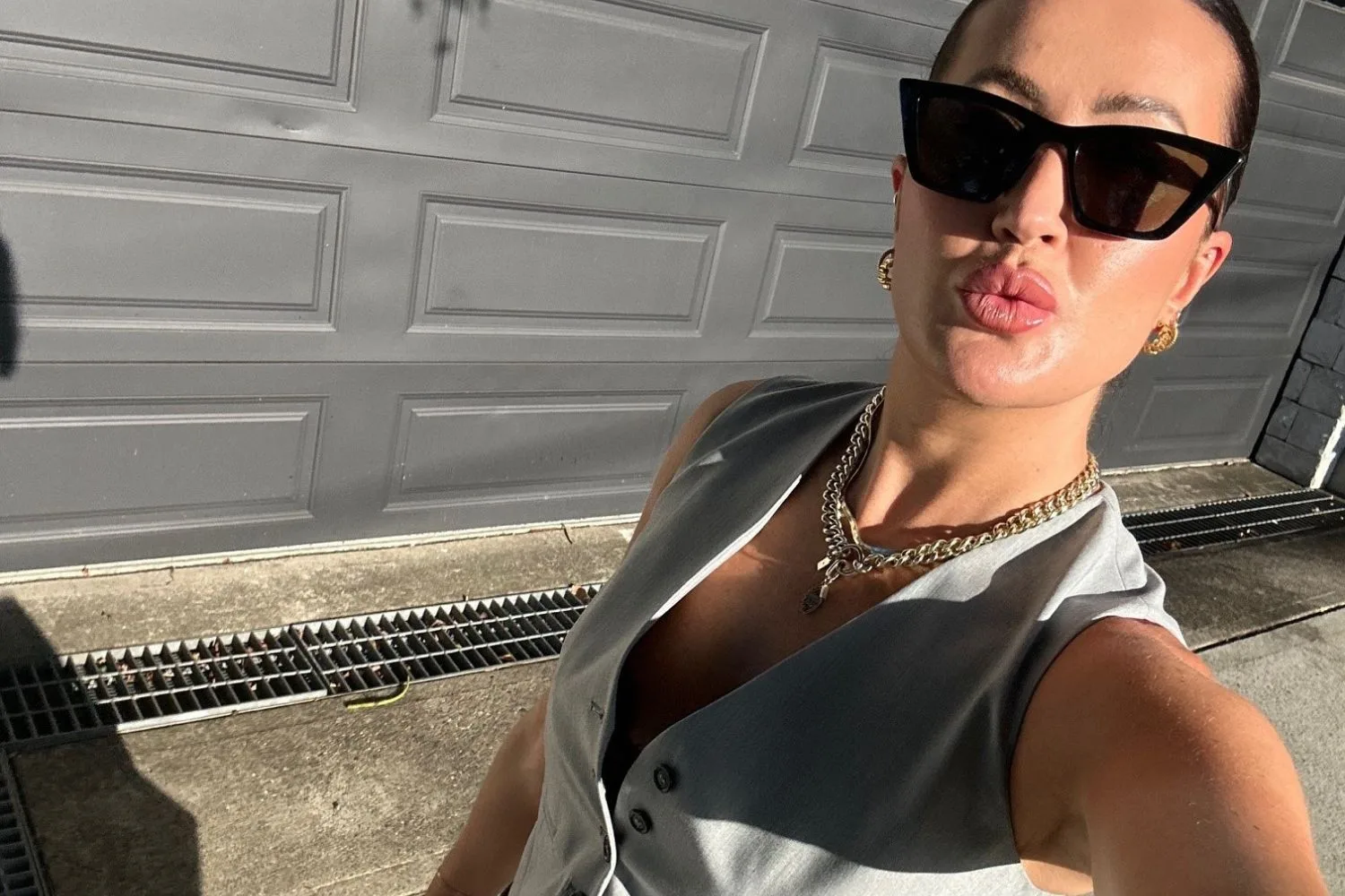 beauty editor elise wilson pouting selfie