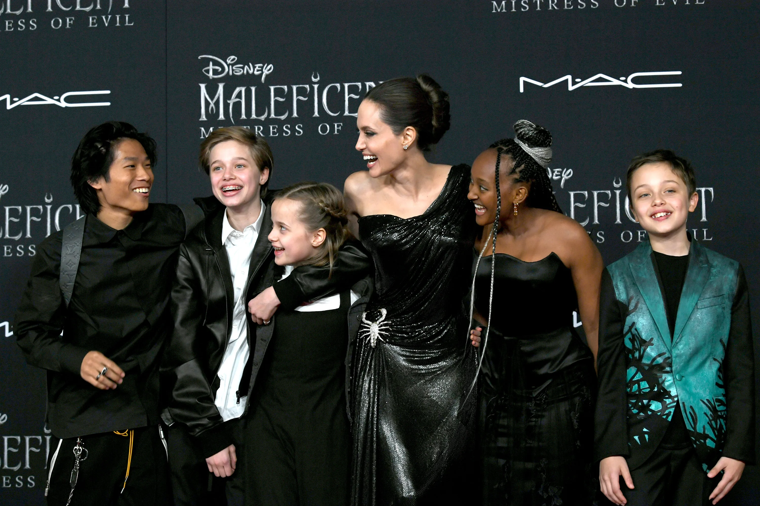 LOS ANGELES, CALIFORNIA - SEPTEMBER 30: (L-R) Pax Thien Jolie-Pitt, Shiloh Nouvel Jolie-Pitt, Vivienne Marcheline Jolie-Pitt, Angelina Jolie, Zahara Narley Jolie-Pitt and Knox Leon Jolie-Pitt arrive at the premiere of Disney's "Maleficent: Mistress Of Evil" at the El Capitan Theatre on September 30, 2019 in Los Angeles, California. (Photo by Kevin Winter/Getty Images)